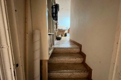 Local a diferentes alturas con entreplanta y sótano y amplio escaparate con acceso por dos calles en Santutxu
