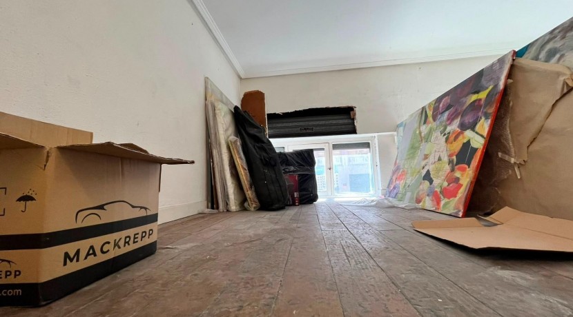Local a diferentes alturas con entreplanta y sótano y amplio escaparate con acceso por dos calles en Santutxu