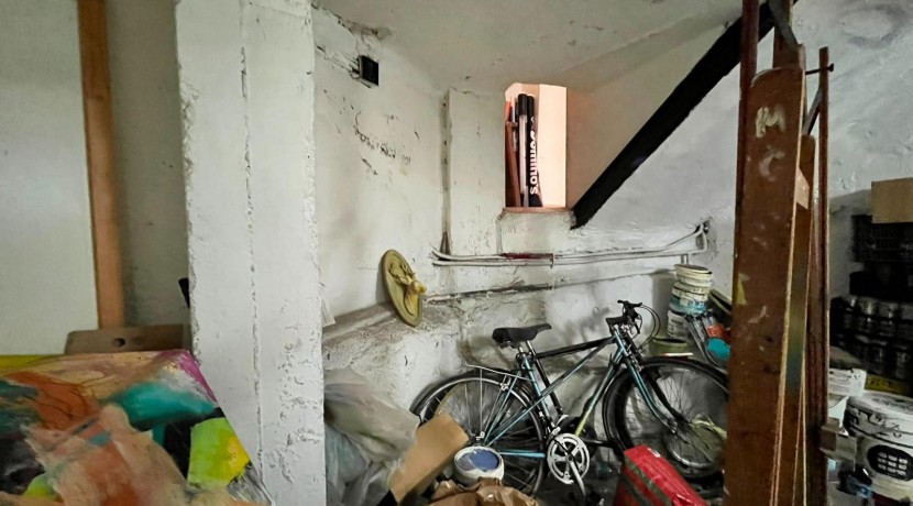 Local a diferentes alturas con entreplanta y sótano y amplio escaparate con acceso por dos calles en Santutxu