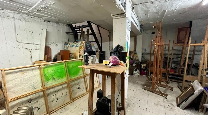 Local a diferentes alturas con entreplanta y sótano y amplio escaparate con acceso por dos calles en Santutxu