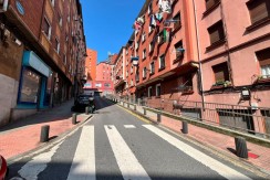 Local a diferentes alturas con entreplanta y sótano y amplio escaparate con acceso por dos calles en Santutxu