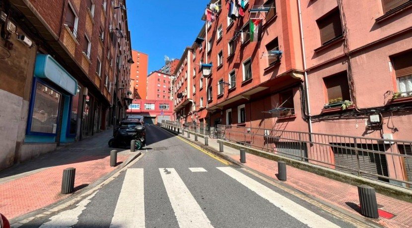 Local a diferentes alturas con entreplanta y sótano y amplio escaparate con acceso por dos calles en Santutxu
