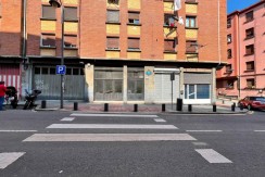 Local a diferentes alturas con entreplanta y sótano y amplio escaparate con acceso por dos calles en Santutxu