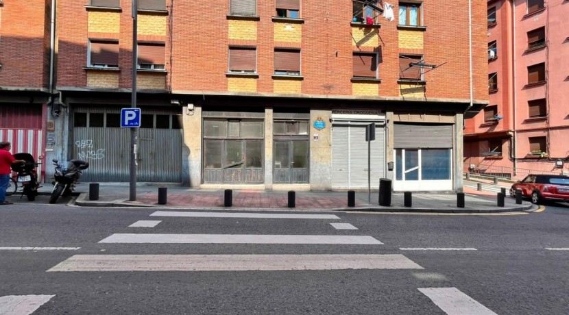 Local a diferentes alturas con entreplanta y sótano y amplio escaparate con acceso por dos calles en Santutxu