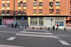 Local a diferentes alturas con entreplanta y sótano y amplio escaparate con acceso por dos calles en Santutxu