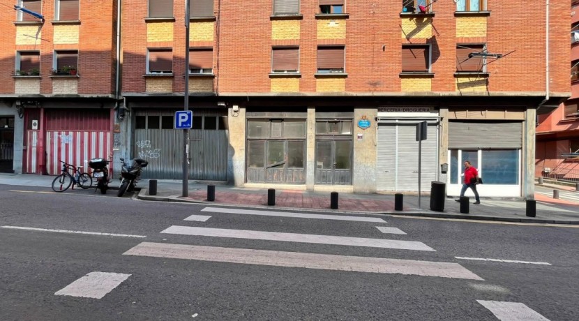 Local a diferentes alturas con entreplanta y sótano y amplio escaparate con acceso por dos calles en Santutxu