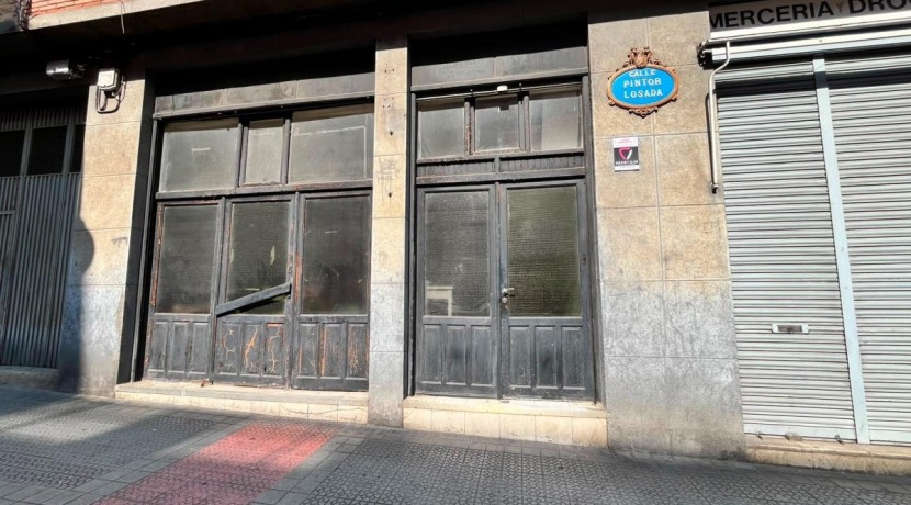 Local a diferentes alturas con entreplanta y sótano y amplio escaparate con acceso por dos calles en Santutxu