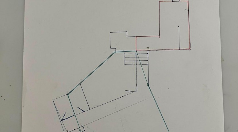 Local a diferentes alturas con entreplanta y sótano y amplio escaparate con acceso por dos calles en Santutxu