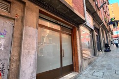 Local a diferentes alturas con entreplanta y sótano y amplio escaparate con acceso por dos calles en Santutxu
