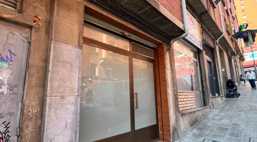 Local a diferentes alturas con entreplanta y sótano y amplio escaparate con acceso por dos calles en Santutxu