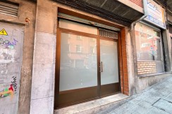 Local a diferentes alturas con entreplanta y sótano y amplio escaparate con acceso por dos calles en Santutxu