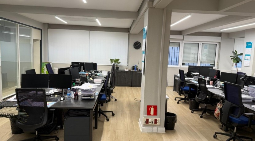 Oficina gran tamaño edificio clásico