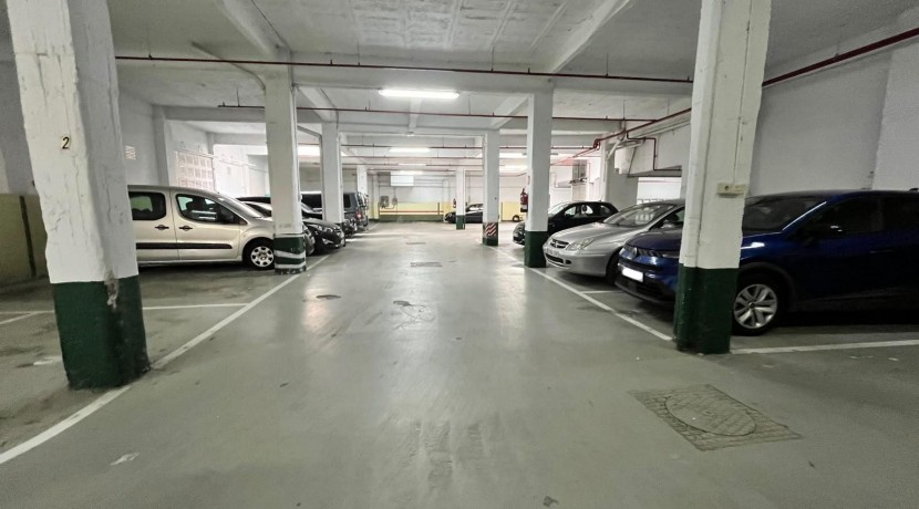 Parcela de Garaje Con Buena Maniobra Para Coche Mediano en Zona Ariz