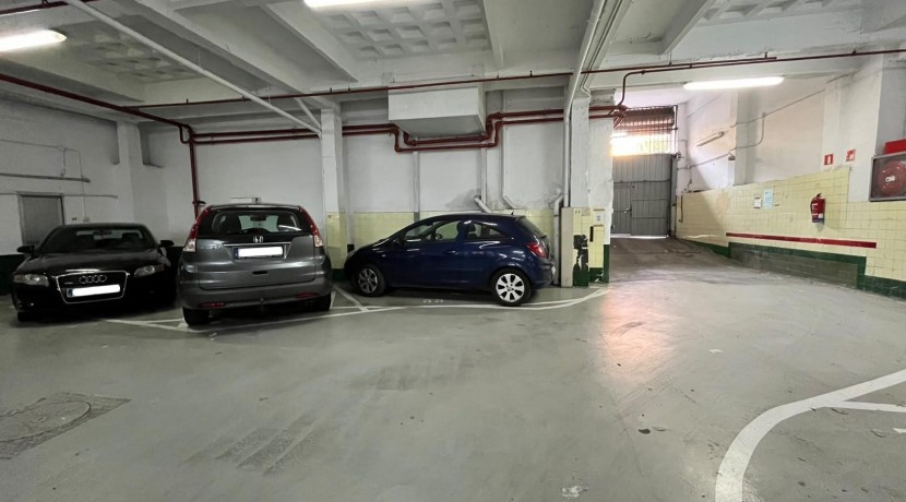 Parcela de Garaje Con Buena Maniobra Para Coche Mediano en Zona Ariz