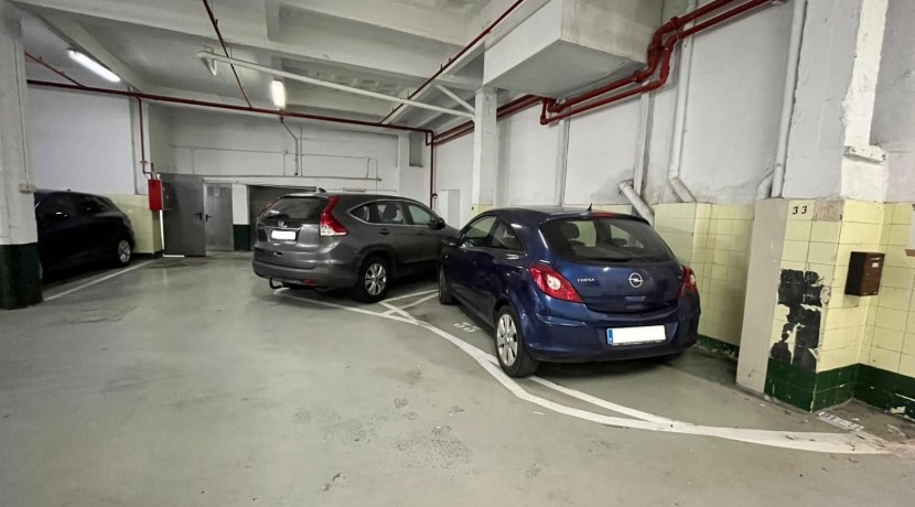 Parcela de Garaje Con Buena Maniobra Para Coche Mediano en Zona Ariz