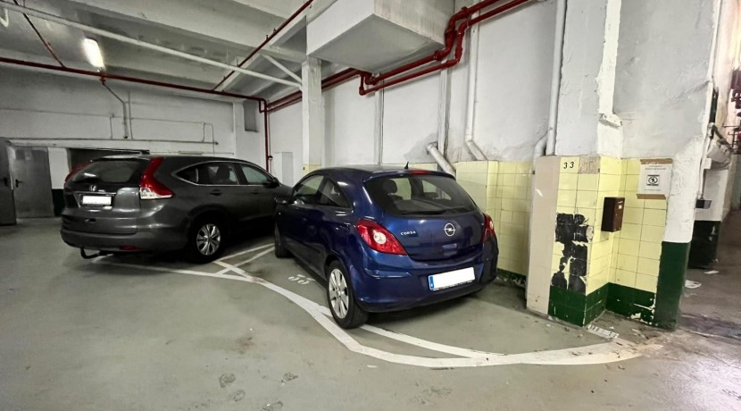Parcela de Garaje Con Buena Maniobra Para Coche Mediano en Zona Ariz