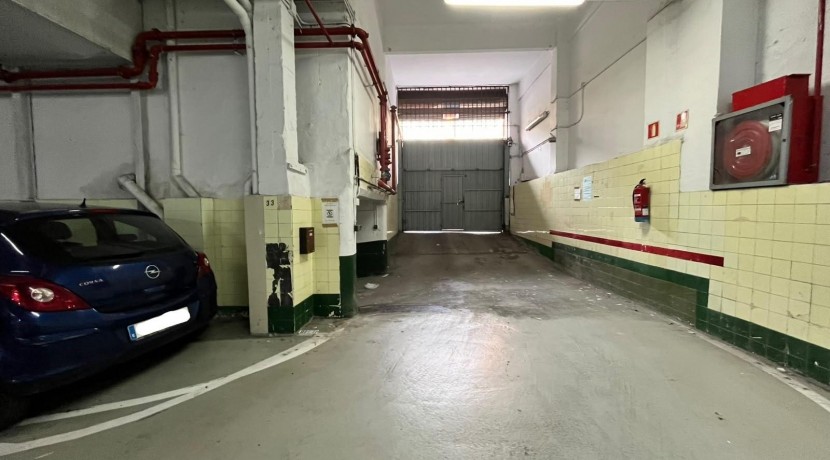 Parcela de Garaje Con Buena Maniobra Para Coche Mediano en Zona Ariz