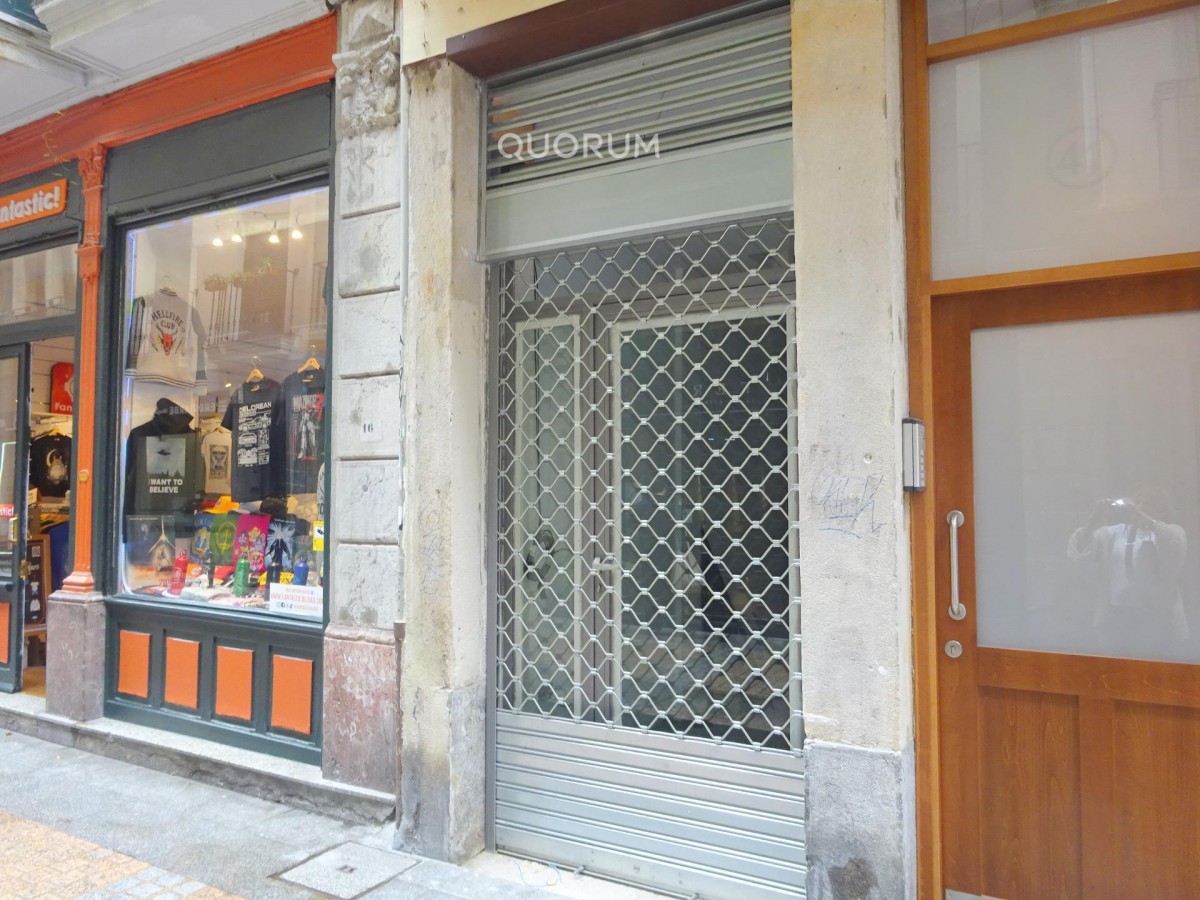 Pequeño Local Comercial En El Casco Viejo