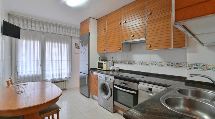 Pisazo Con Ascensor Cota 0 De 4 Habitaciones Con 2 Garajes Y 2 Trasteros En Bizkai Kalea