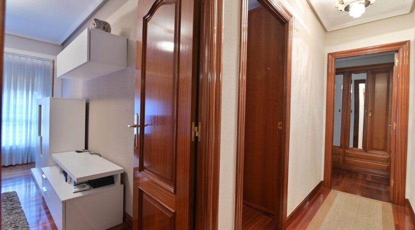 Pisazo Con Ascensor Cota 0 De 4 Habitaciones Con 2 Garajes Y 2 Trasteros En Bizkai Kalea