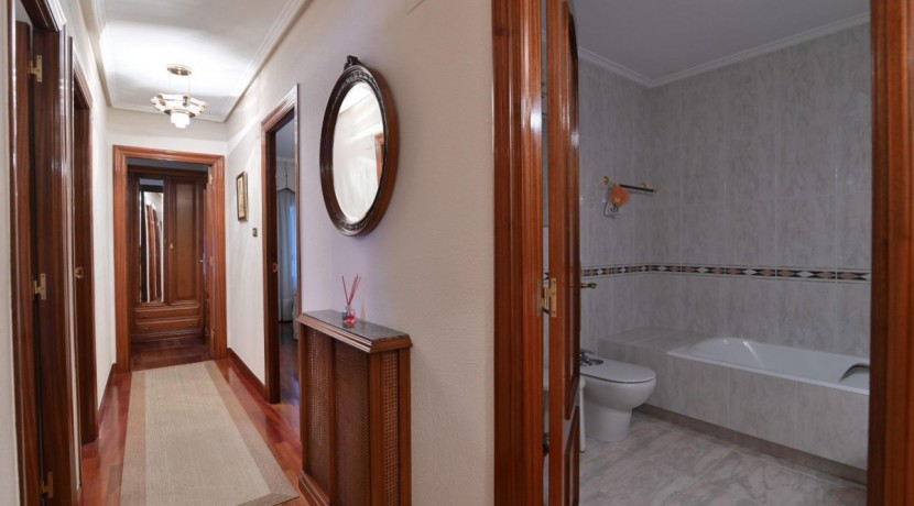Pisazo Con Ascensor Cota 0 De 4 Habitaciones Con 2 Garajes Y 2 Trasteros En Bizkai Kalea