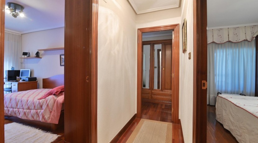 Pisazo Con Ascensor Cota 0 De 4 Habitaciones Con 2 Garajes Y 2 Trasteros En Bizkai Kalea