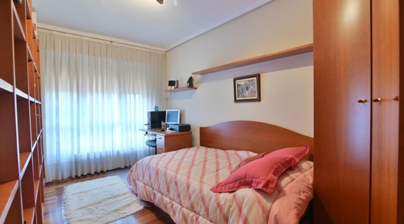 Pisazo Con Ascensor Cota 0 De 4 Habitaciones Con 2 Garajes Y 2 Trasteros En Bizkai Kalea