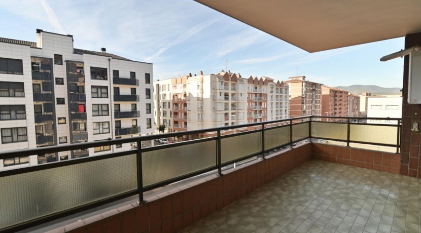 Pisazo Con Ascensor Cota 0 De 4 Habitaciones Con 2 Garajes Y 2 Trasteros En Bizkai Kalea