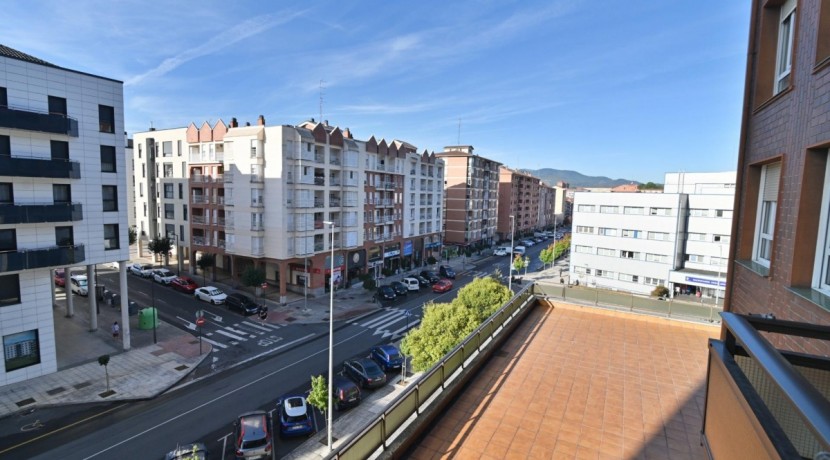 Pisazo Con Ascensor Cota 0 De 4 Habitaciones Con 2 Garajes Y 2 Trasteros En Bizkai Kalea