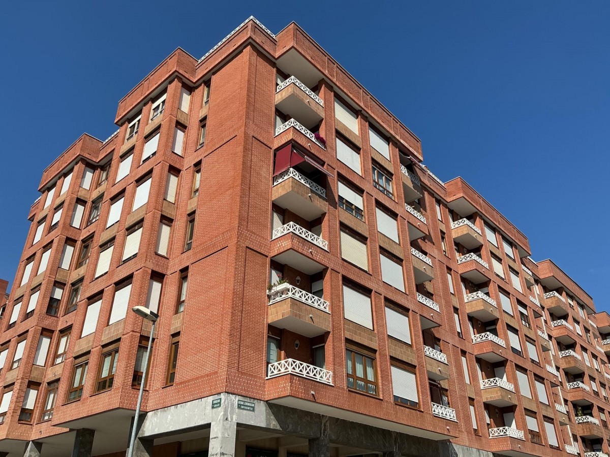 Pisazo En El Centro Con Ascensor Cota 0 De 3 Habitaciones, Garaje Y Trastero