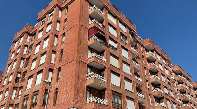 Pisazo En El Centro Con Ascensor Cota 0 De 3 Habitaciones, Garaje Y Trastero