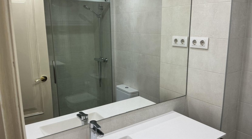 Pisazo En El Centro Con Ascensor Cota 0 De 3 Habitaciones, Garaje Y Trastero