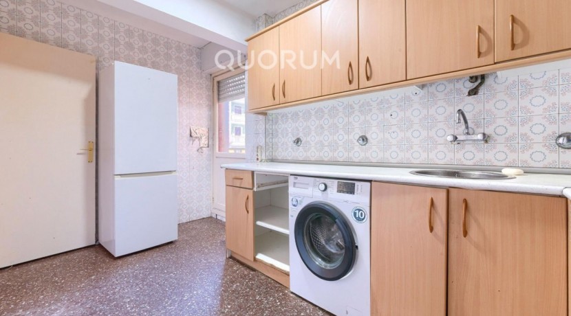 Piso Amplio y Luminoso De 3 Dorm. con TERRAZA y Balcón y Ascensor Cota 0 y Trastero En Zona Centro
