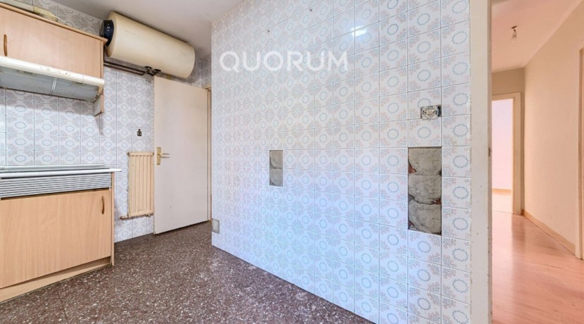 Piso Amplio y Luminoso De 3 Dorm. con TERRAZA y Balcón y Ascensor Cota 0 y Trastero En Zona Centro