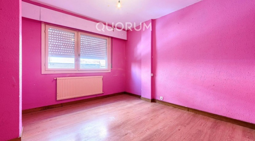 Piso Amplio y Luminoso De 3 Dorm. con TERRAZA y Balcón y Ascensor Cota 0 y Trastero En Zona Centro