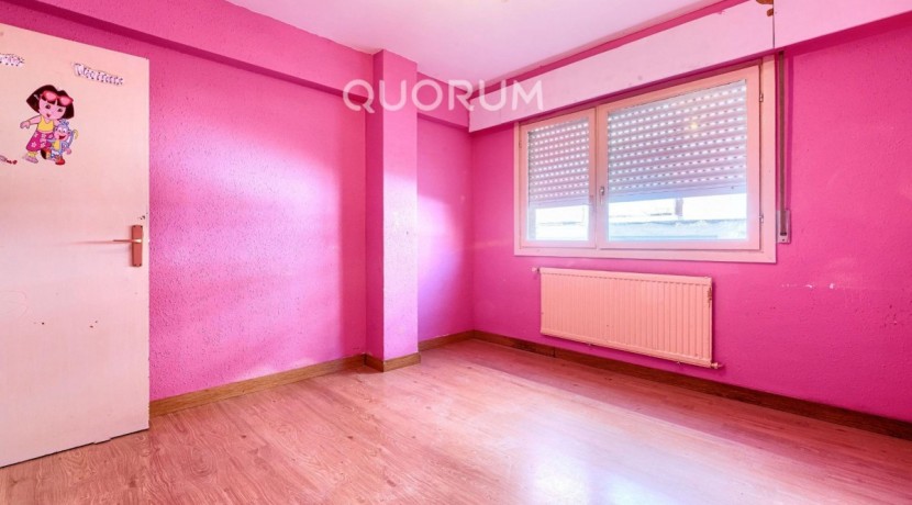 Piso Amplio y Luminoso De 3 Dorm. con TERRAZA y Balcón y Ascensor Cota 0 y Trastero En Zona Centro