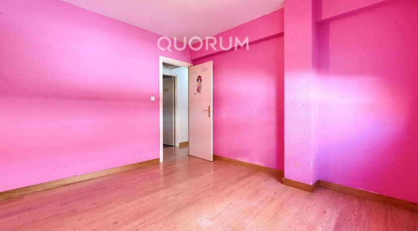 Piso Amplio y Luminoso De 3 Dorm. con TERRAZA y Balcón y Ascensor Cota 0 y Trastero En Zona Centro