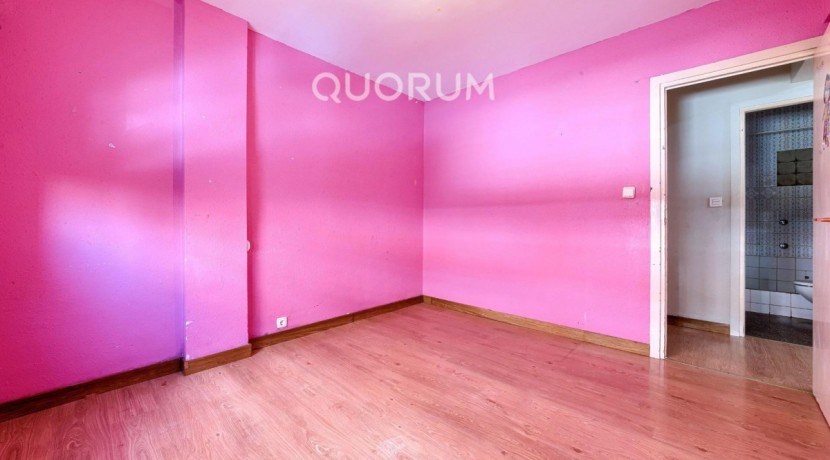 Piso Amplio y Luminoso De 3 Dorm. con TERRAZA y Balcón y Ascensor Cota 0 y Trastero En Zona Centro
