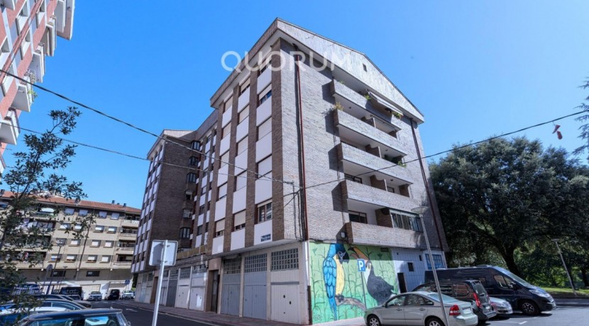 Piso Amplio y Luminoso De 3 Dorm. con TERRAZA y Balcón y Ascensor Cota 0 y Trastero En Zona Centro