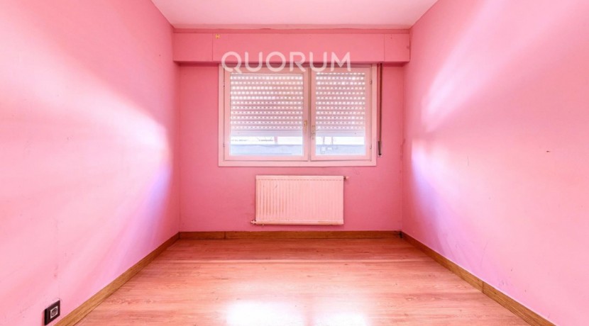 Piso Amplio y Luminoso De 3 Dorm. con TERRAZA y Balcón y Ascensor Cota 0 y Trastero En Zona Centro