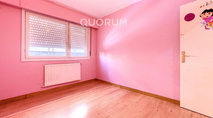 Piso Amplio y Luminoso De 3 Dorm. con TERRAZA y Balcón y Ascensor Cota 0 y Trastero En Zona Centro