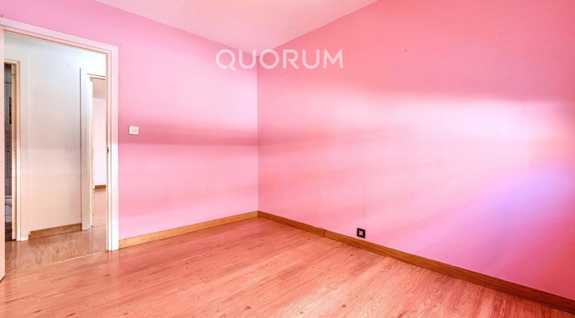 Piso Amplio y Luminoso De 3 Dorm. con TERRAZA y Balcón y Ascensor Cota 0 y Trastero En Zona Centro