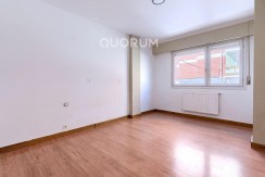 Piso Amplio y Luminoso De 3 Dorm. con TERRAZA y Balcón y Ascensor Cota 0 y Trastero En Zona Centro