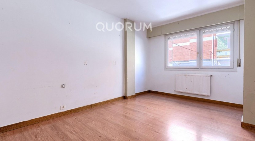 Piso Amplio y Luminoso De 3 Dorm. con TERRAZA y Balcón y Ascensor Cota 0 y Trastero En Zona Centro