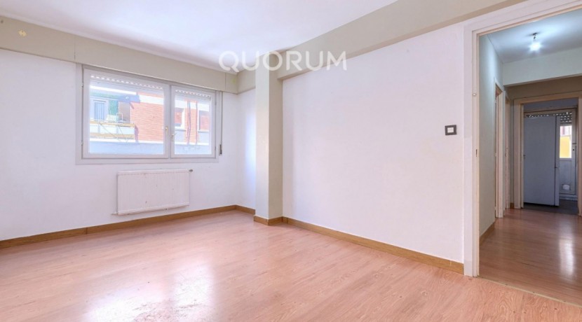 Piso Amplio y Luminoso De 3 Dorm. con TERRAZA y Balcón y Ascensor Cota 0 y Trastero En Zona Centro