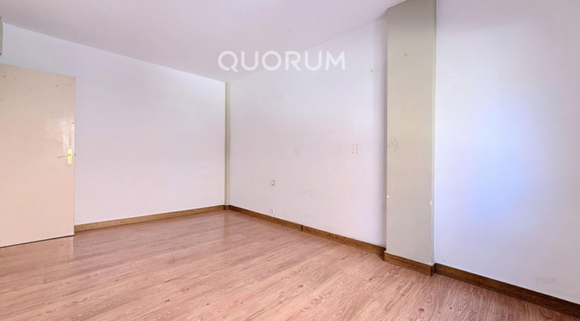 Piso Amplio y Luminoso De 3 Dorm. con TERRAZA y Balcón y Ascensor Cota 0 y Trastero En Zona Centro