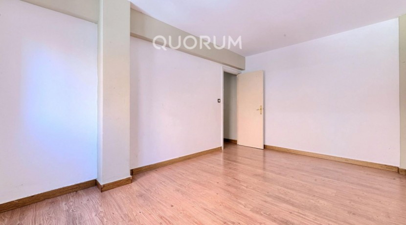 Piso Amplio y Luminoso De 3 Dorm. con TERRAZA y Balcón y Ascensor Cota 0 y Trastero En Zona Centro