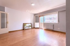 Piso Amplio y Luminoso De 3 Dorm. con TERRAZA y Balcón y Ascensor Cota 0 y Trastero En Zona Centro