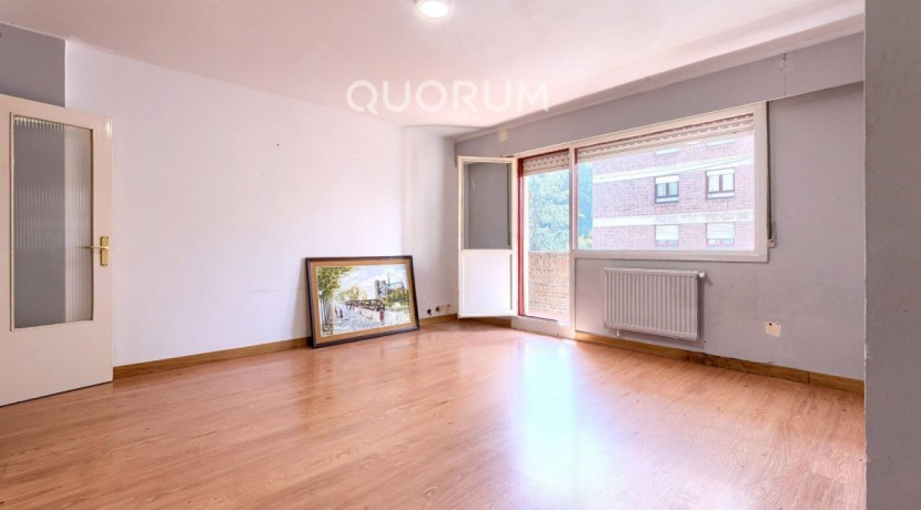 Piso Amplio y Luminoso De 3 Dorm. con TERRAZA y Balcón y Ascensor Cota 0 y Trastero En Zona Centro