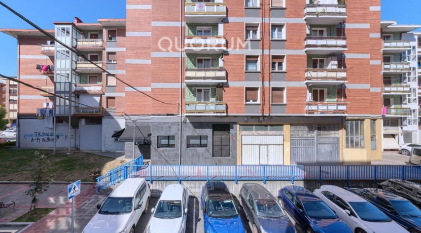 Piso Amplio y Luminoso De 3 Dorm. con TERRAZA y Balcón y Ascensor Cota 0 y Trastero En Zona Centro
